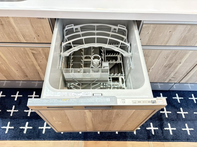 ビルトイン食器洗い乾燥機を備えており、毎日の食器洗いの手間を軽減します。家事の時短につながるため、ご家族との時間や趣味の時間を確保しやすいのも魅力。節水効果も期待でき、忙しいご家庭に嬉しい設備です。　