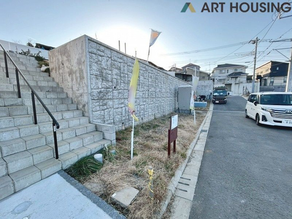 【町田市上小山田町　売地　NO.5の前面道路含む現地写真】