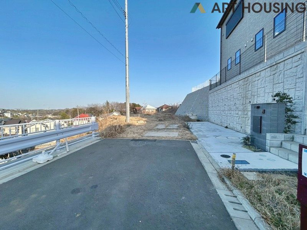 【町田市上小山田町　売地　NO.5の前面道路含む現地写真】