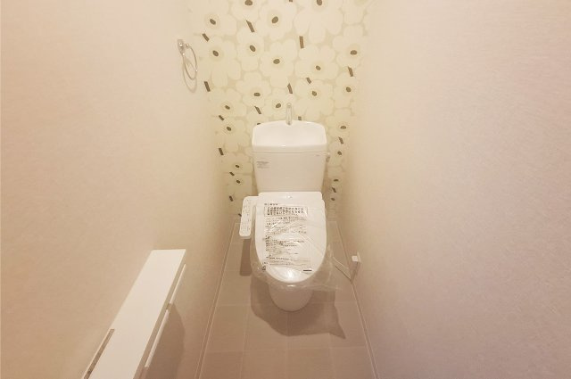 トイレ：TOTOの便器・温水洗浄便座付きトイレを新調。毎日使う場所もきれいに整えました。