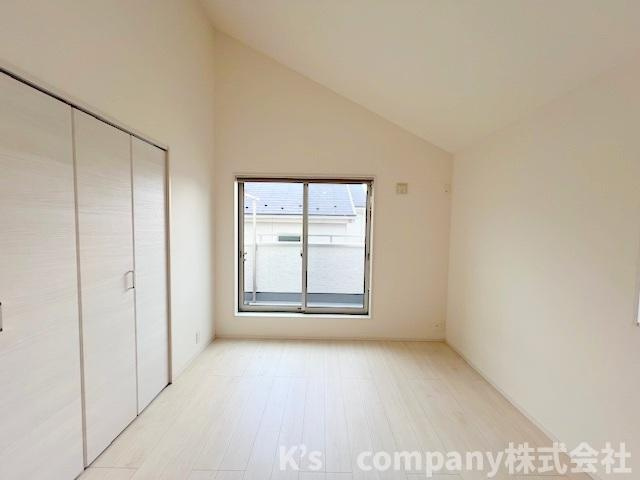 洋室7.5帖◇勾配天井の広々とした空間で南バルコニーに出入りのできるお部屋で、主寝室におすすめです◇