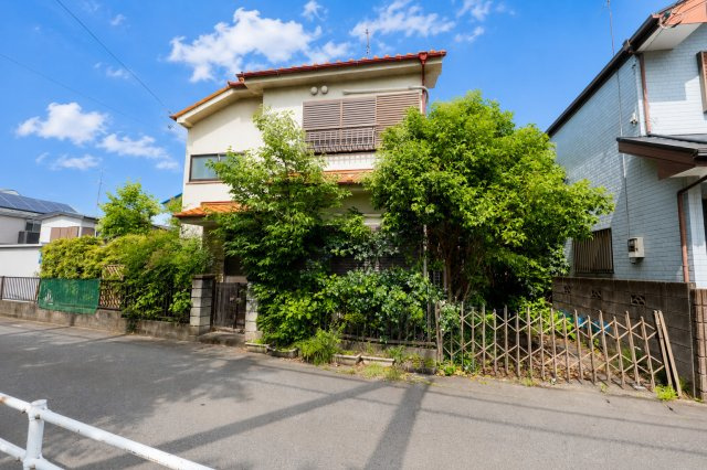 用途地域は『第一種低層住居専用地域』に指定された閑静な住宅街です。周囲に高い建物が建つことがなく、将来にわたって落ち着いた住環境と陽当たりが保たれます。