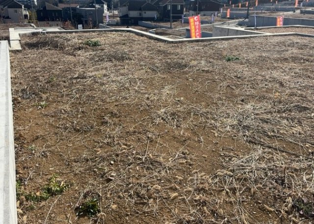 土地の前の道路に消火栓が設置されていることがあります。この場合、道路交通法第45条第1項により、駐車禁止の場所が指定されています。そのため、車庫などの駐車スペースをつくることができない場合があります。