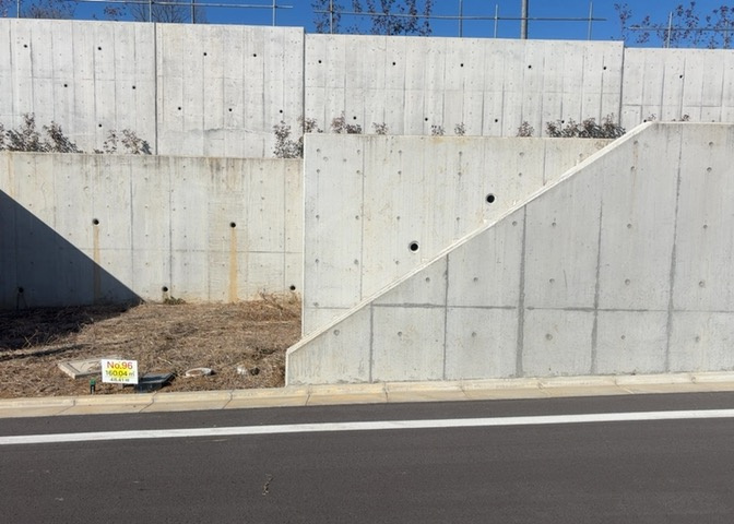 現地に行くなら、物件の周囲の地形がどうなっているかを見ることも大切です。周辺より低くなっている土地では、大雨などで水が集まりやすいため、地盤が弱くなっているということも考えられるため、注意が必要です。