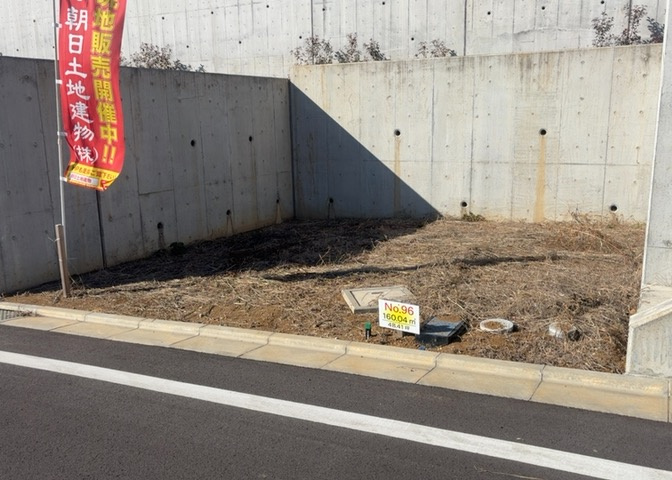 土地購入を検討されている場合、境界杭がない状態で購入してしまうと境界確定測量をする必要があり、費用がかかります。購入の前に、売主、隣土地所有者立ち合いのもと境界を確定し境界杭を設置するのがベストです。