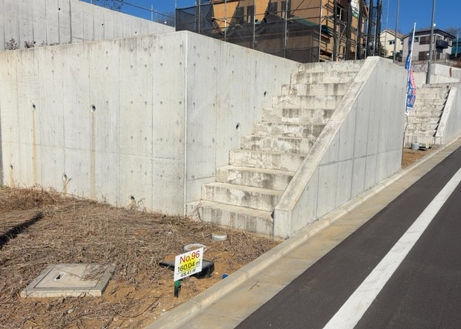 家を建てる前提で土地を探している場合、地盤の丈夫さは譲れない条件の一つです。地盤が脆弱だと追加工事が必要となります。また、過去に地盤沈下や液状化現象を起こした土地は、できるだけ避けた方がいいでしょう。