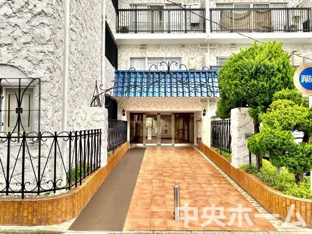 【エントランス】マンションのエントランスは、その物件の印象を決める、顔とも言える場所です。毎日通る場所ですからきれいなのが一番です。エントランス内はオートロックですので暮らしの安全も確保されています。