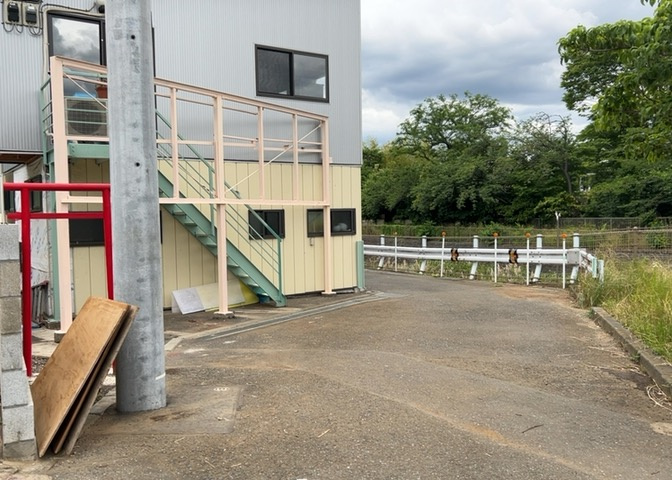 土地の面積＝住宅面積ではありません。建ぺい率の問題などで、土地のある場所によって住宅を建てられる面積は限られています。高さもしかり、「土地」という言葉の中には、建築条件も含まれると考えておきましょう。