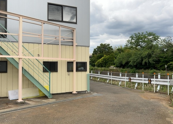 家を建てる場合、方位は要チェックです。現実的に日当たりのよい家ならばリビングは南側、建築基準法でも北側に当たる家への配慮は求められています。土地を見学に行く際は、方位磁針を持って行くようにしましょう。