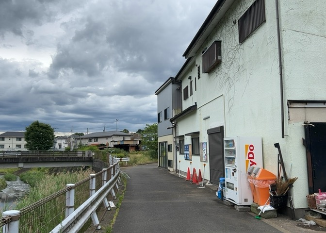 土地の前の道路に消火栓が設置されていることがあります。この場合、道路交通法第45条第1項により、駐車禁止の場所が指定されています。そのため、車庫などの駐車スペースをつくることができない場合があります。