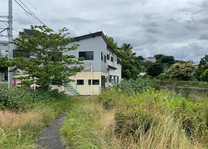 現地に行くなら、物件の周囲の地形がどうなっているかを見ることも大切です。周辺より低くなっている土地では、大雨などで水が集まりやすいため、地盤が弱くなっているということも考えられるため、注意が必要です。