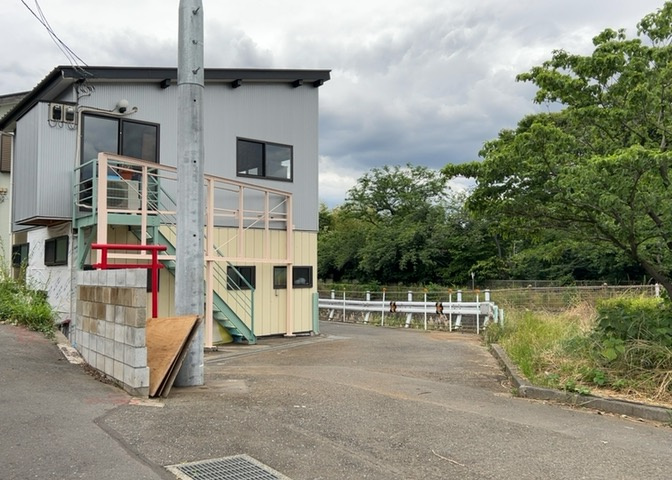 隣家の土地はどうなっているのか、生活利便施設が近くにあるのか、学校まで近いかなど、お客様のライフスタイルにあわせたイメージが重要です。また、近くにあると困る施設が近くにないかも確認するといいでしょう。