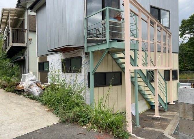 土地購入を検討されている場合、境界杭がない状態で購入してしまうと境界確定測量をする必要があり、費用がかかります。購入の前に、売主、隣土地所有者立ち合いのもと境界を確定し境界杭を設置するのがベストです。