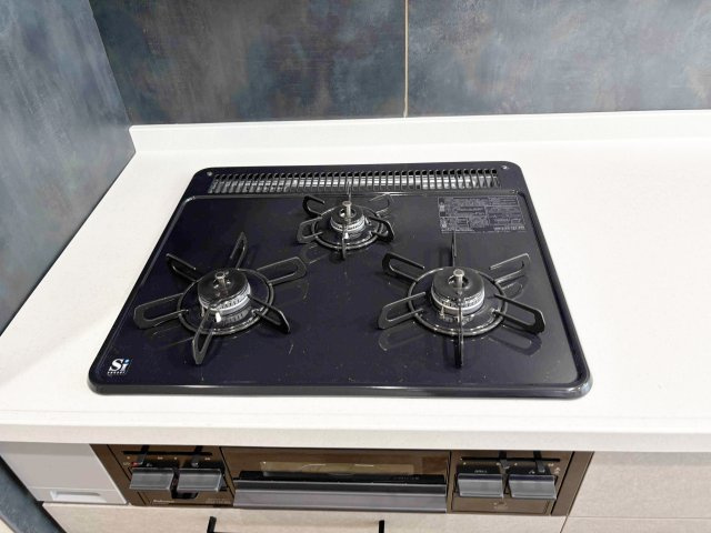 調理がはかどる3つ口のコンロ。