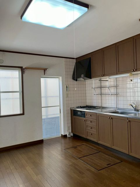 明るく、使い勝手の良いシステムキッチン。