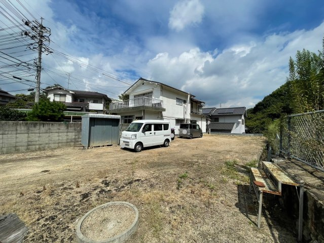 庭先はとても広くお好きな食物を家庭菜園できたり、ガーデニングでキレイな演出もできます。小さなお子様がいらっしゃるご家庭はプールなどの水遊びも楽しみの一つですね。バーベキューなどにもよさそう。