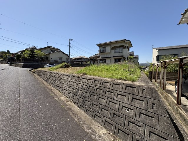 高台に位置しているため、開放感のあるロケーションが魅力です。通風や採光にも優れており、明るく快適な住まいを実現可能。道路との高低差によりプライバシー性も確保しやすく、落ち着いた住環境を求める方に。