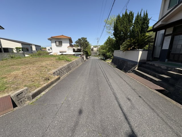 見通しの良い前面道路に面しており、車の出入りがしやすい点も魅力です。周辺は住宅が中心の落ち着いたエリアで、生活環境も良好。南東側からの陽当たりも期待でき、明るく開放的な住まいづくりに適した立地です。