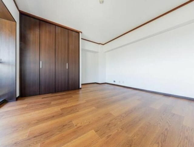 洋室は約6帖・約5帖・約5帖の3室を配置。主寝室と子ども部屋を分けたり、在宅ワーク用のスペースを設けたりと、家族構成やライフスタイルに合わせて柔軟に使い分けられます。