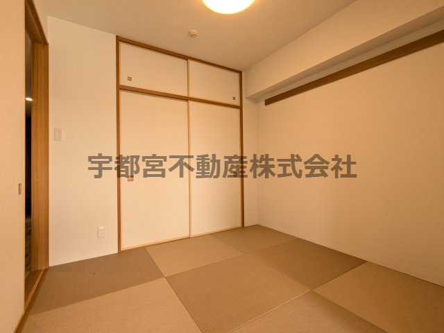 まるで琉球畳のようなお洒落な和室　日本人としては『和』を感じるスペースがあると心安らぎますね