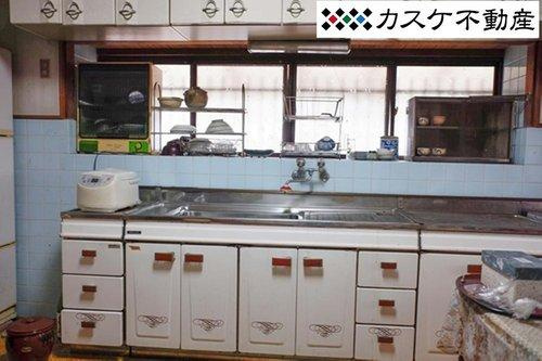 レトロな流し台。オール電化住宅ですのでコンロはIHです。