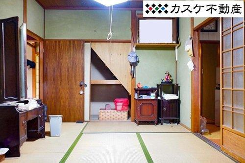 ダイニングから続く和室。階段下を利用した収納があるので大きなものも収納可能です。