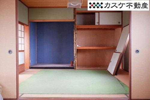 二階和室。床の間の壁色がアクセントとなっています。