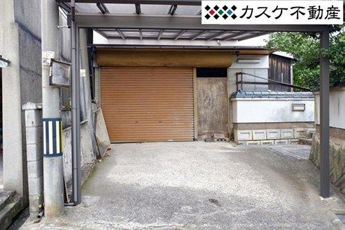 奥のシャッターの中にも1台駐車可能ですので、縦列2台駐車可能です。（車種による）