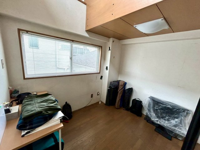 洋室のメリットは重い家具が置きやすく、身の回りが整理しやすいことです。　床がフローリングのため畳とは異なり凹みにくいです。　クローゼットなど収納が豊富で、普段使わない旅行カバンや服の整頓も簡単にです。