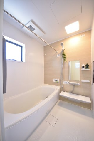 ゆったり体を伸ばせる浴槽にお手入れしやすい機能を備えたシステムバスを採用　※施工イメージとなります