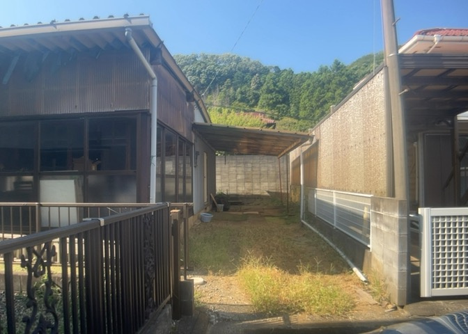 土地の形が極端に長細かったり、狭小地、あるいは道路との高低差がある傾斜地だった場合、後々売ろうとしても買い手がつかない場合もあります。後々、売却することになった時に価値の下がらない土地を選びましょう。