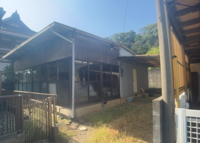 土地の面積＝住宅面積ではありません。建ぺい率の問題などで、土地のある場所によって住宅を建てられる面積は限られています。高さもしかり、「土地」という言葉の中には、建築条件も含まれると考えておきましょう。