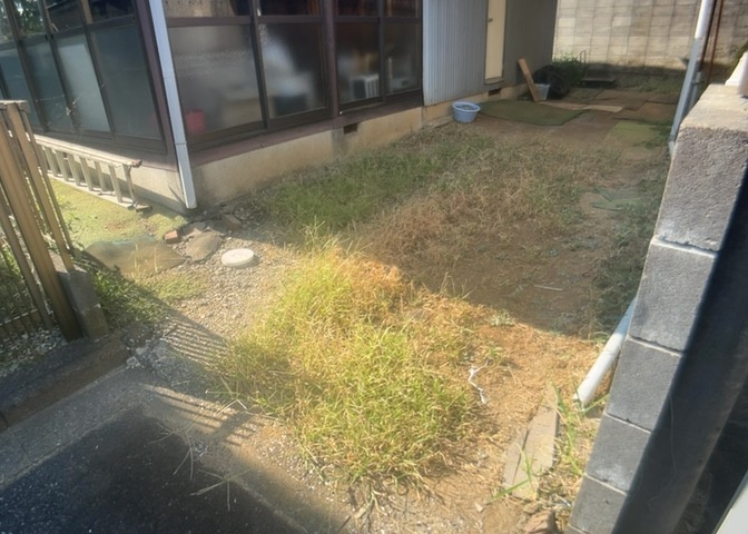 家を建てる場合、方位は要チェックです。現実的に日当たりのよい家ならばリビングは南側、建築基準法でも北側に当たる家への配慮は求められています。土地を見学に行く際は、方位磁針を持って行くようにしましょう。