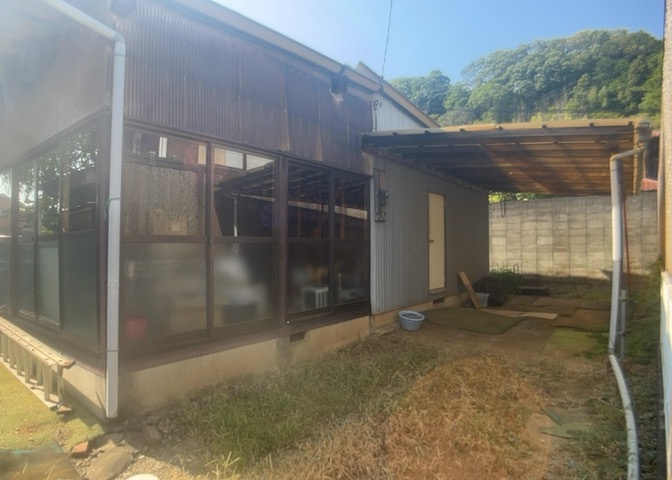 土地の前の道路に消火栓が設置されていることがあります。この場合、道路交通法第45条第1項により、駐車禁止の場所が指定されています。そのため、車庫などの駐車スペースをつくることができない場合があります。