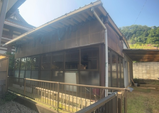 現地に行くなら、物件の周囲の地形がどうなっているかを見ることも大切です。周辺より低くなっている土地では、大雨などで水が集まりやすいため、地盤が弱くなっているということも考えられるため、注意が必要です。