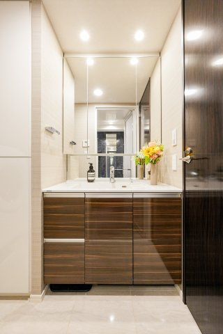 三面鏡を採用した広々とした洗面室。リネン庫もあり収納力も豊富です。