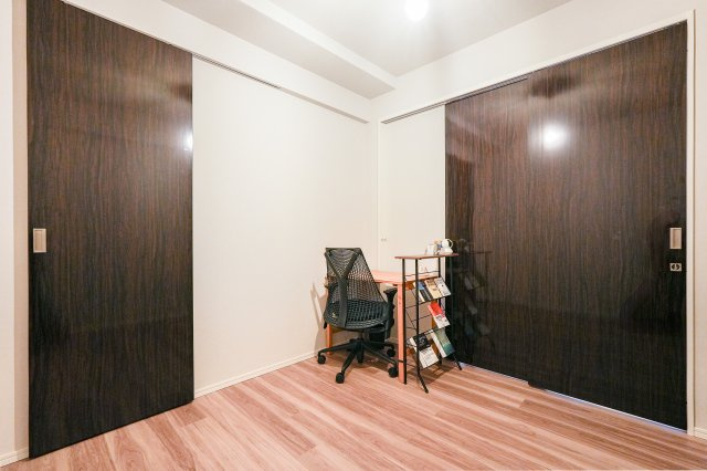 建具には鏡面仕上げのドアが採用されており高級感を演出しています。（ウォークインクローゼット、納戸付き）