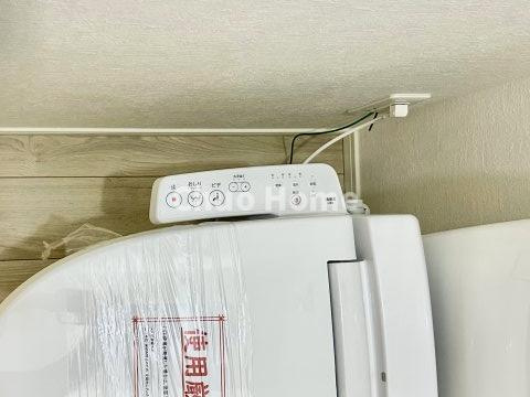 【ウォシュレット】清潔に使いたいお手洗いには最適な設備です。もちろんウォームレットも標準装備です。