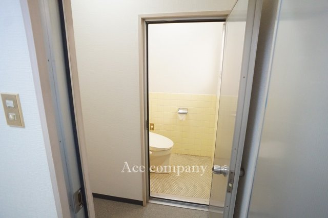 【2階：ROOM5】から続くトイレです。