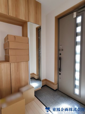 採光が入り込む明るい玄関