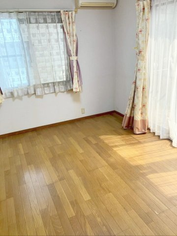 南西側の大きな窓は、外からの出入りができて便利です！