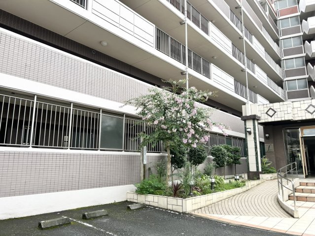 物件によっては、入居者が個人的に使用できる専用庭がついているものもあります。また、住宅の中にある土間の部分を庭と呼ぶこともあります。庭の用途は住む人によって変わり、それによってデザインもさまざまです。