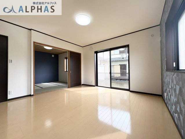 ■LDK約14帖で、和室に繋がっていて使いやすく明るいリビングです♪