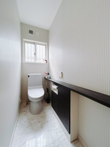 ■トイレ｜1階、2階にもトイレをご用意しております♪窓付きなので常に換気もでき、綺麗保てます♪