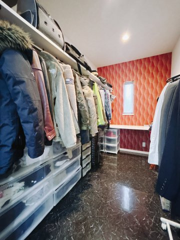 ■WIC｜お気に入りのお洋服もシワを作らずきれいに管理ができる夢のウォークインクローゼット！今お使いの収納ケースもスッポリそのまま収まる広さです♪