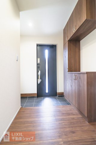 シンプルで飽きの来ないデザインの玄関。壁面収納にすることで全体的にすっきりとした印象です。