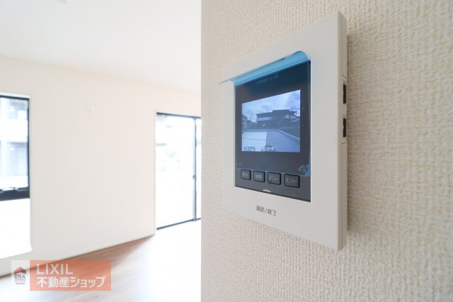 モニター付きインターホンです。玄関まで行かずに訪問者の姿を確認できるだけでなく、防犯にもつながるとても便利なアイテムですね。