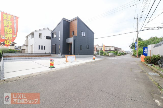 前面道路の現地完成写真です。ゆとりのある道幅や楽々駐車など、現地でご確認ください。