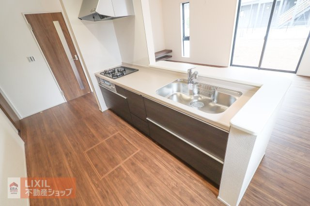 家族でのコミュニケーションがとれる対面型システムキッチンです。横一列にシンクとコンロをまとめたシンプルな形です。