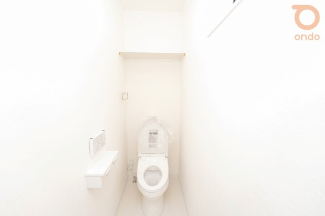 【ondo建物プラン例/トイレ】収納棚付きで機能性も備えたトイレ。落ち着いた空間で、ゆったりとお使いいただけます。